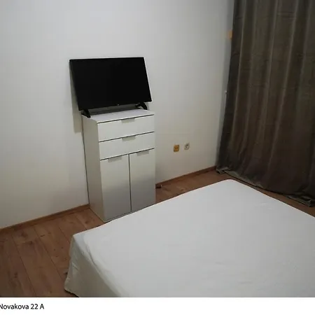 Emily Garden City Apartment With Private Parking *