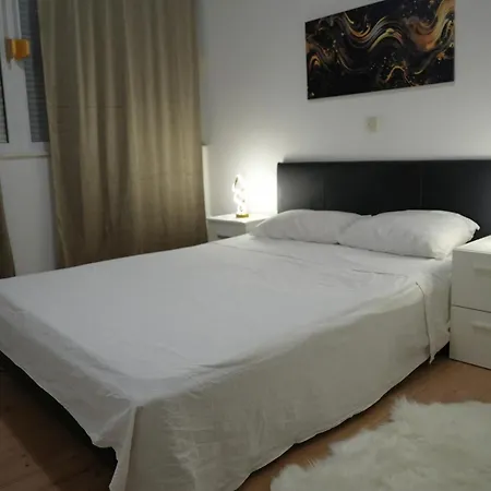Emily Garden City Apartment With Private Parking