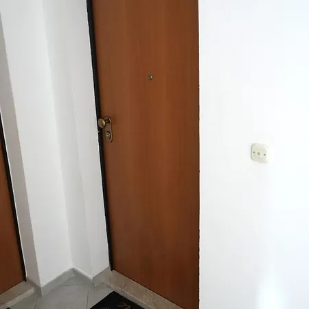 Emily Garden City Apartment With Private Parking Split