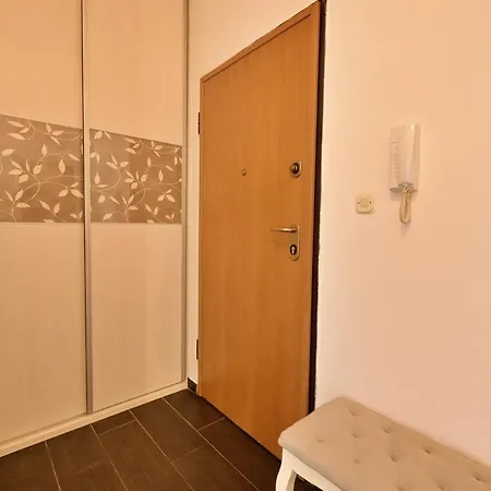 Апартаменти Emily Garden With Private Parking Спліт