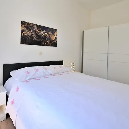 Emily Garden With Private Parking Split