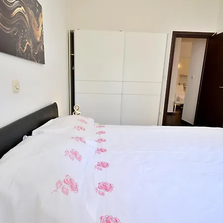 Emily Garden With Private Parking Apartment