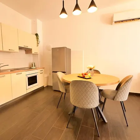 Apartment Emily Garden With Private Parking