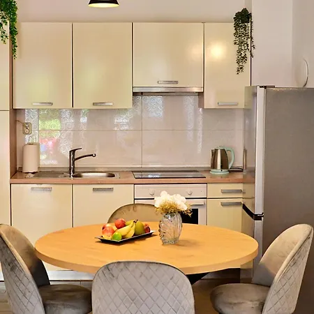 Apartment Emily Garden With Private Parking