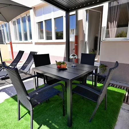 Emily Garden With Private Parking Apartment