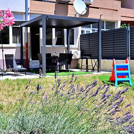 Апартаменти Emily Garden With Private Parking