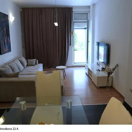 Emily Garden City Apartment With Private Parking