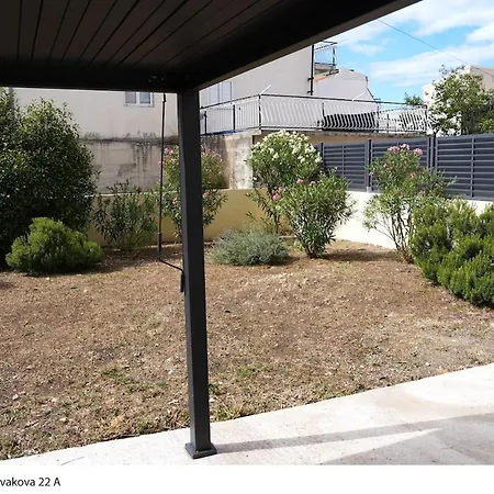 Emily Garden City Apartment With Private Parking *