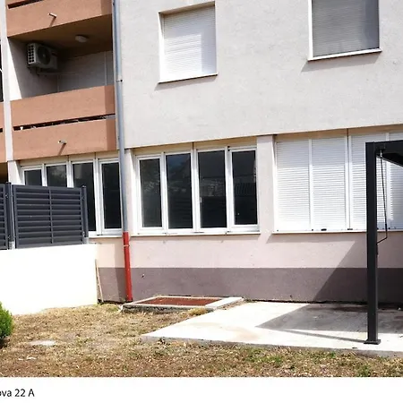 Emily Garden City Apartment With Private Parking *